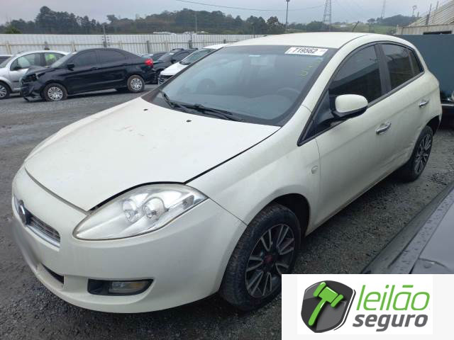 LOTE 004 - FIAT BRAVO ESSENCE 1.8 16V E.TORQ 2014